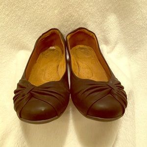 Natural Soul black flats